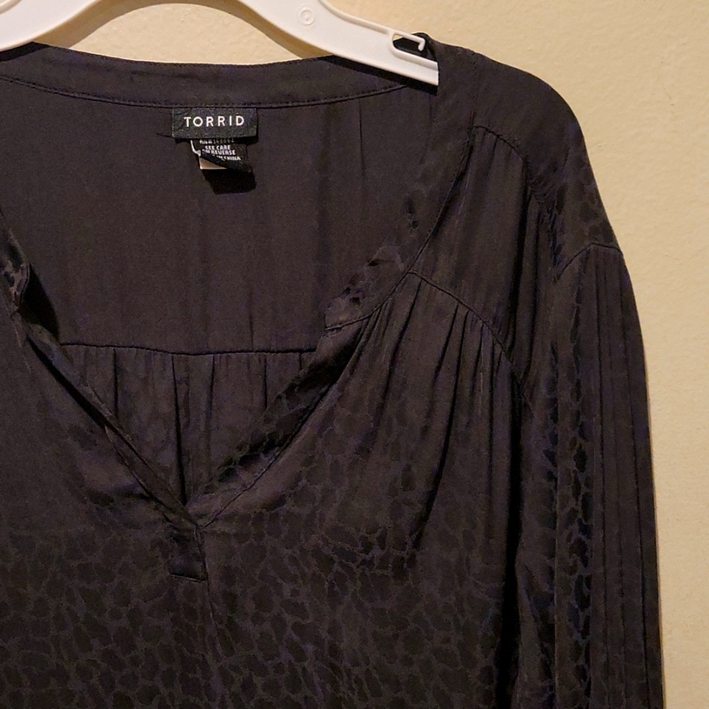 Torrid jacquard satin roll sleeve blouse size 2 - Picture 2 of 7